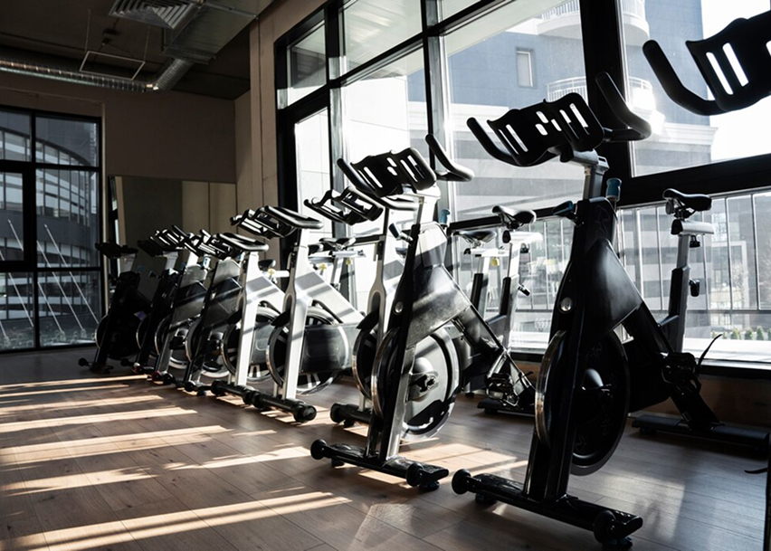 Велотренажер в спортивном зале